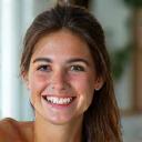 Retrato de una mujer joven sonriendo.
