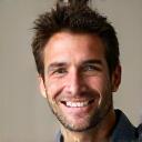Retrato de un hombre sonriente.